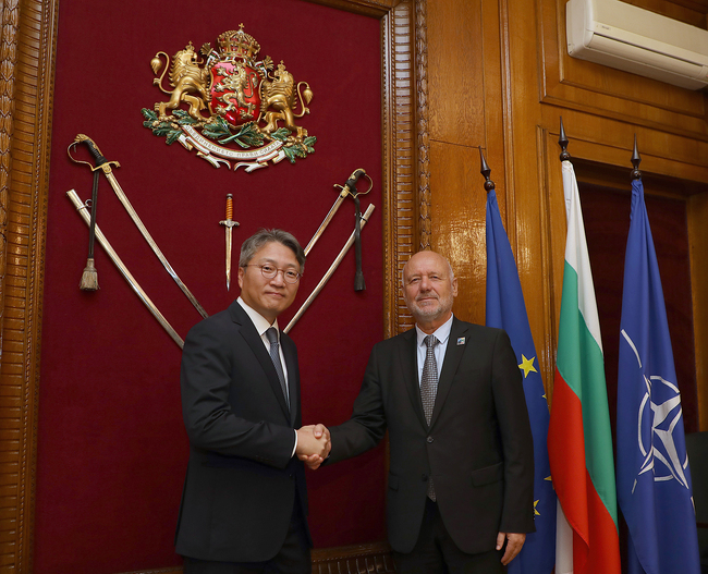 Министърът на отбраната Тодор Тагарев се срещна с посланика на Република Корея Н. Пр. Бе Джонгин