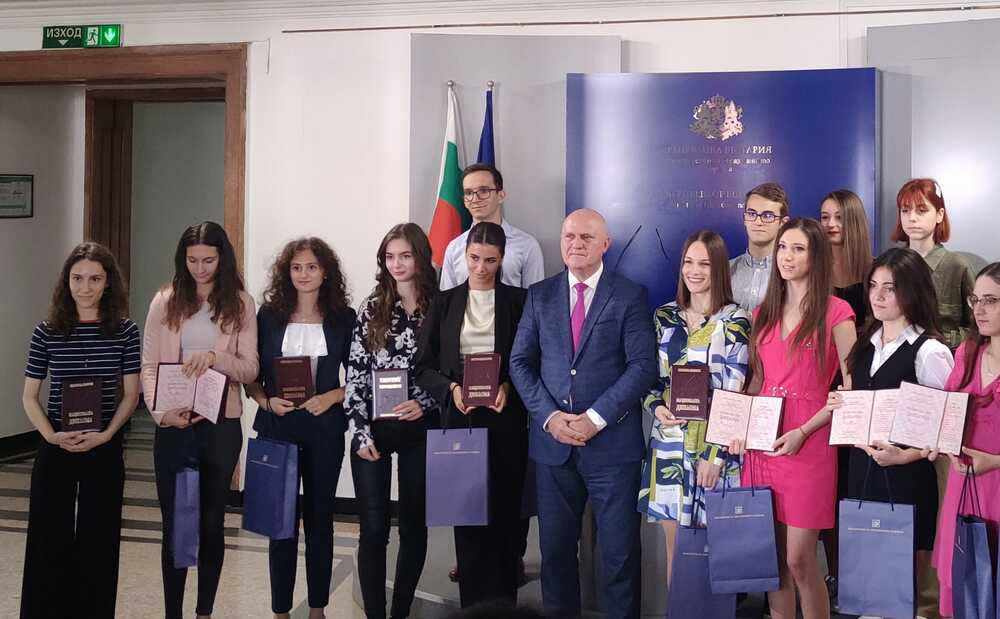 МОН: Министър Цоков връчи национални дипломи на 16 пълни отличници