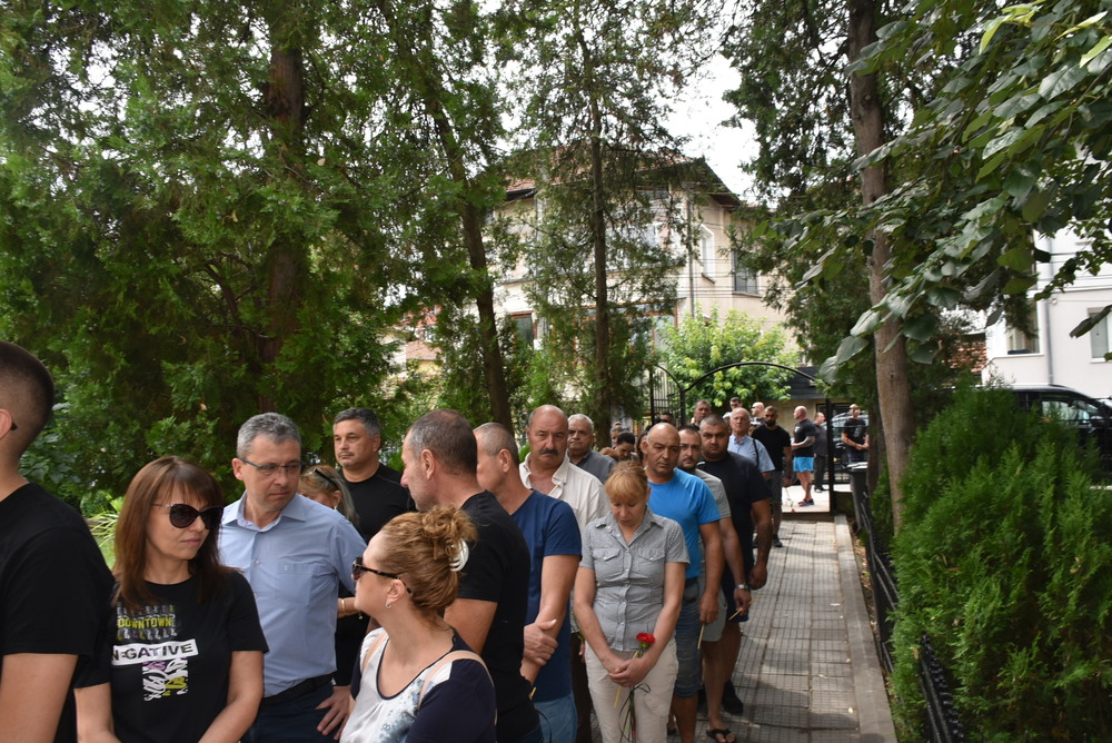 Ловеч се прощава със загиналите в катастрофа трима млади хора