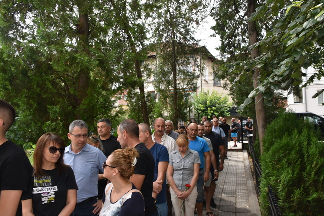 Ловеч се прощава със загиналите в катастрофа трима млади хора