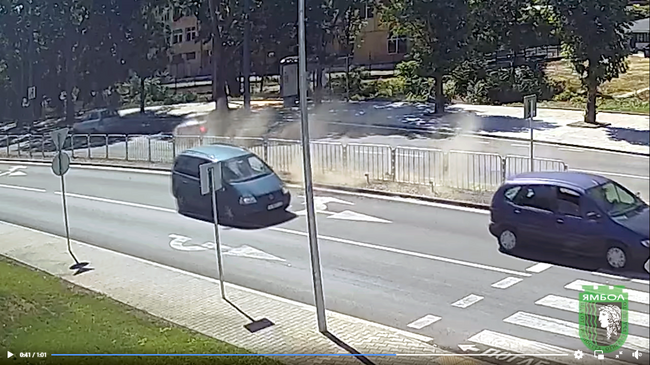 Дрифт на оживено кръгово кръстовище и автобусна спирка в Ямбол е заснет от общинските видеокамери