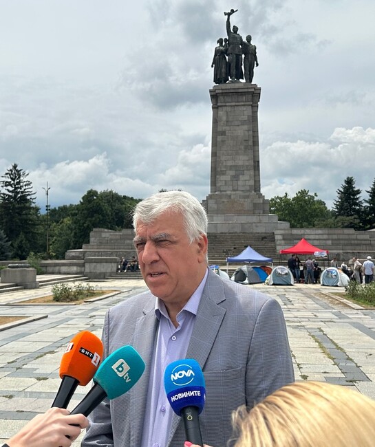 Проф. Румен Гечев: Опитват да бутнат паметник, донесъл свободата на Европа от фашизма