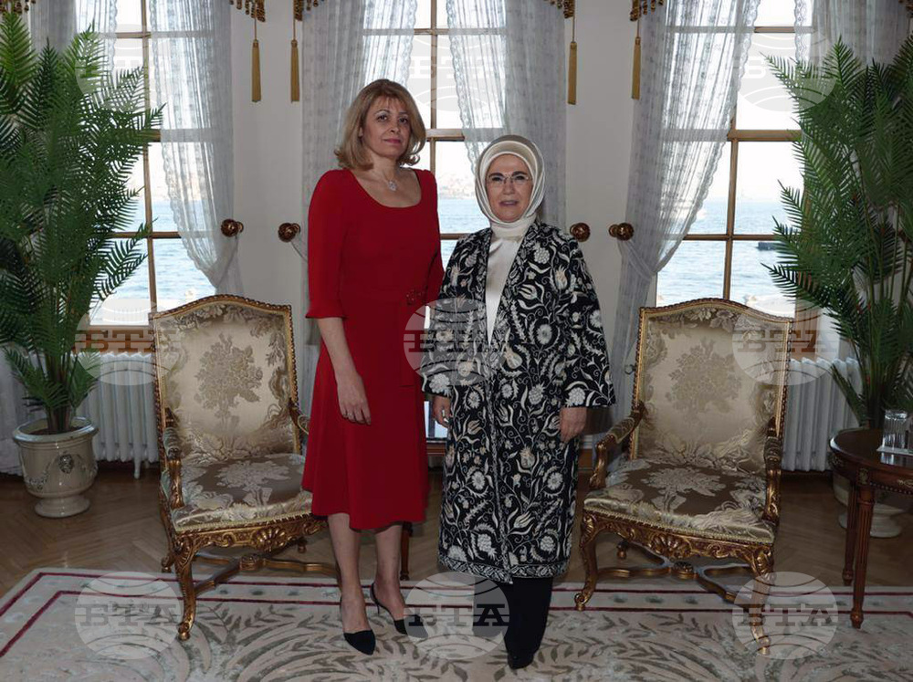 President's Wife Visits Bulgarian Community in Istanbul, Meets with Turkish President's Wife