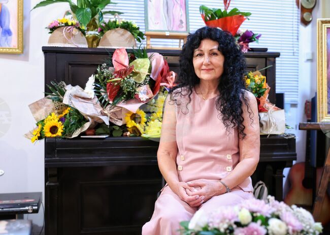 Бургас - Елена Инджова - "Сълзите на струните" - книга и изложба