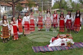 Кърджали - деца пресъздадоха обичая лазаруване