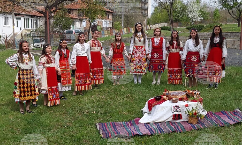 Кърджали - деца пресъздадоха обичая лазаруване