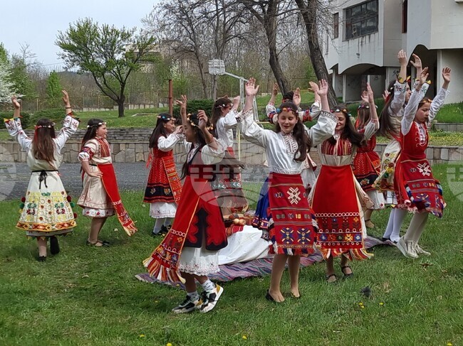 Кърджали - деца пресъздадоха обичая лазаруване