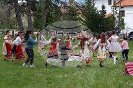 Кърджали - деца пресъздадоха обичая лазаруване