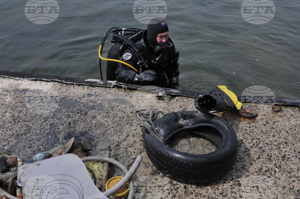 Бургас - водолази - морското дъно - почистване