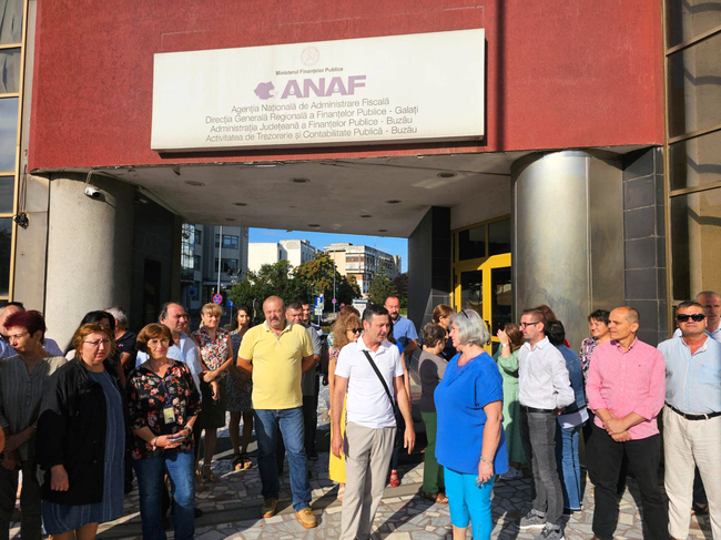 Служители на финансовата администрация в Румъния участваха в спонтанни протести в няколко града в страната заради планове за бюджетни икономии