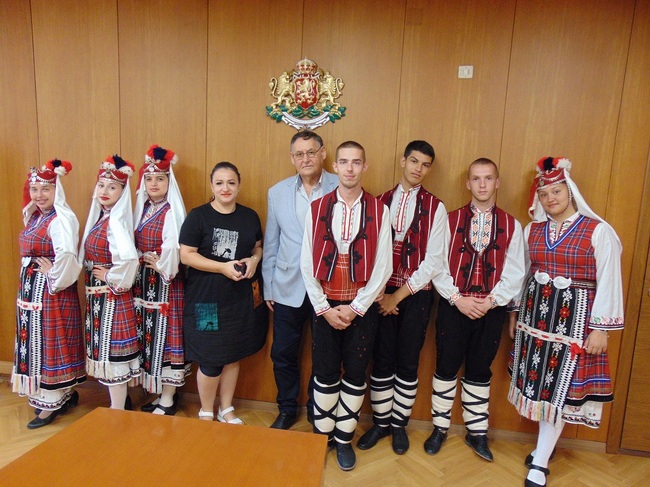 Община Шумен: Любомир Христов поздрави ансамбъл „Гайтани“ за успешното представяне в Италия