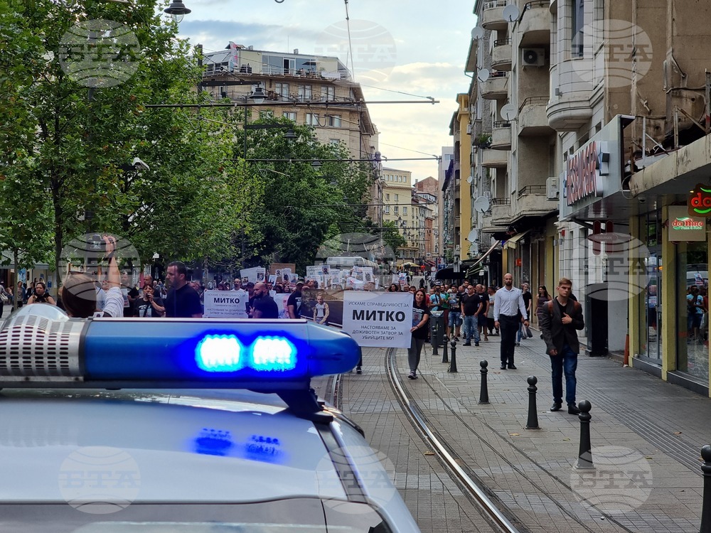 Жители на Цалапица преминаха на протестно шествие през центъра на София и стигнаха до сградата на МВР