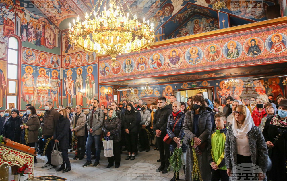 Храм "Рождество Христово" - Цветница - богослужение