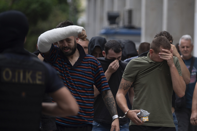 Консулската помощ за хърватските футболни фенове, арестувани в Гърция, ще бъде увеличена, каза хърватският външен министър