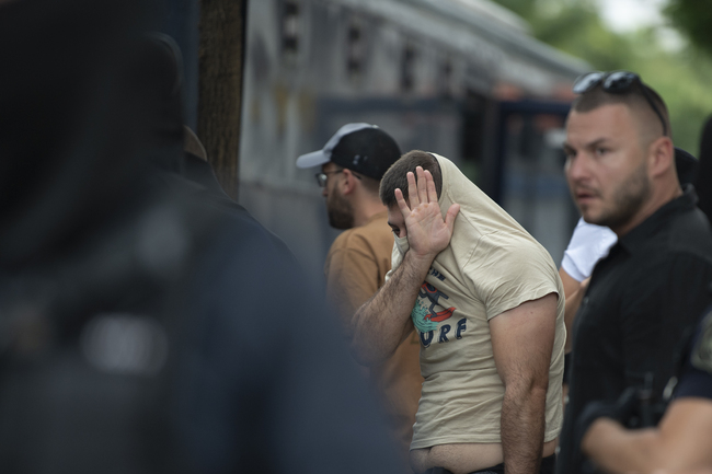 105 души остават в ареста след смъртта на гръцки фен при сблъсъците между привърженици на АЕК Атина и Динамо Загреб