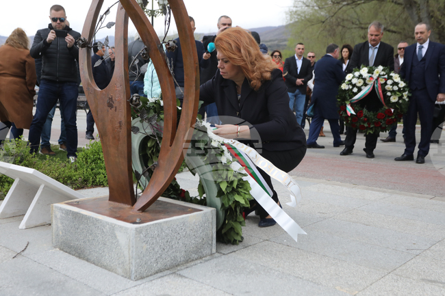 Македония - Илияна Йотова - Охридско езеро - паметник