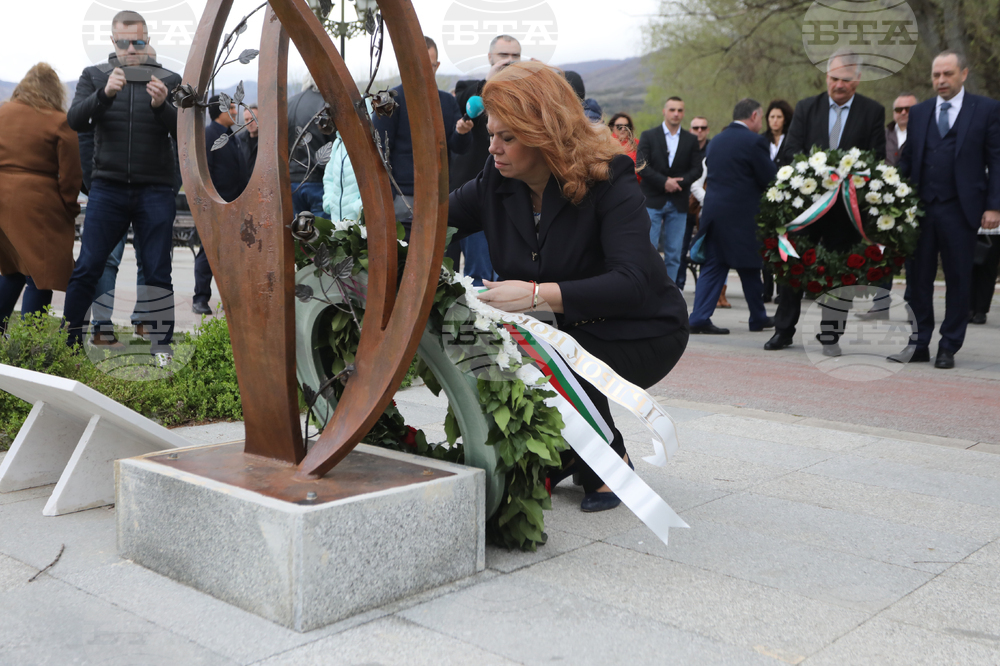 РС Македония - Илияна Йотова - Охридско езеро - паметник