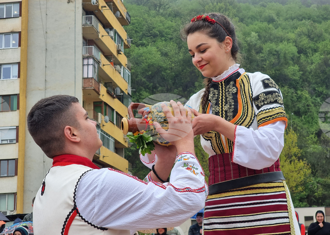 Ловеч - Цветница - ритуал „кумичка“