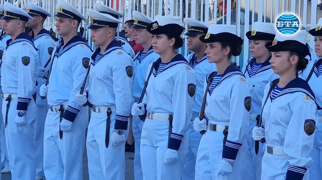 Висшето военноморско училище не дава само знания, а формира качествата на флотските офицери, според флотилен адмирал Боян Медникаров