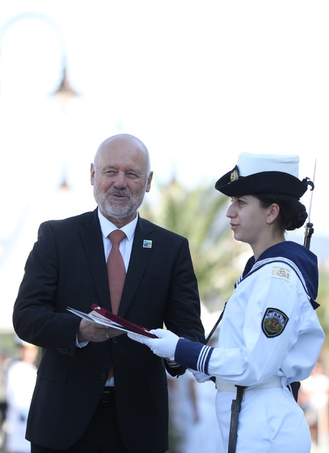 Министър Тодор Тагарев към курсантите-випускници на ВВМУ: Вие ще ръководите усвояването на нова техника и въоръжение