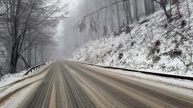 Аварирал тежкотоварен автомобил временно затрудни движението през Прохода на Републиката