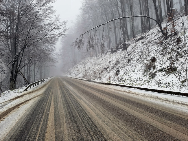 Аварирал тежкотоварен автомобил временно затрудни движението през Прохода на Републиката