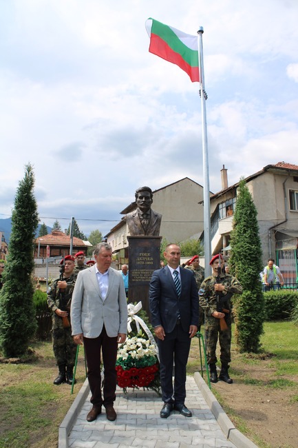 Община Банско: В Добринище бе открит паметник на Гоце Делчев