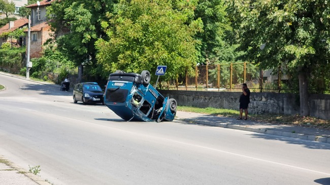 Лек автомобил се обърна по таван на ул. "Орловска" в Габрово, шофьорът е откаран в болница