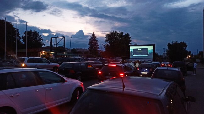 Община Ловеч: При голям интерес в Ловеч премина безплатната прожекция на филма „Игра на доверие“. Предстоят „Дни на българското кино на открито“