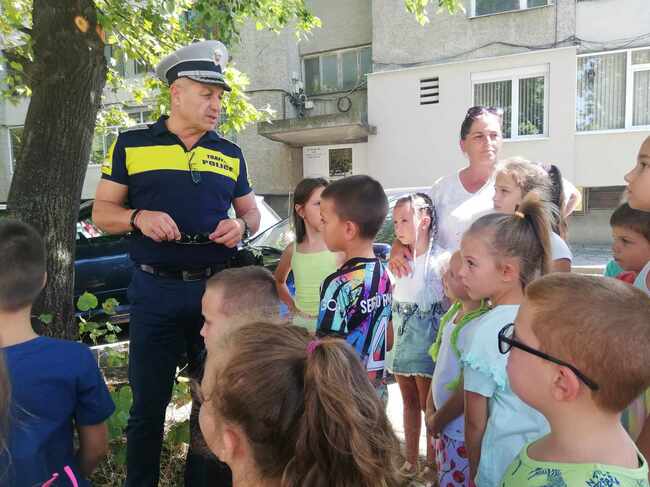 ОДМВР – Търговище: Пътни полицаи припомниха на деца от образователен център основни правила за безопасността на пътя