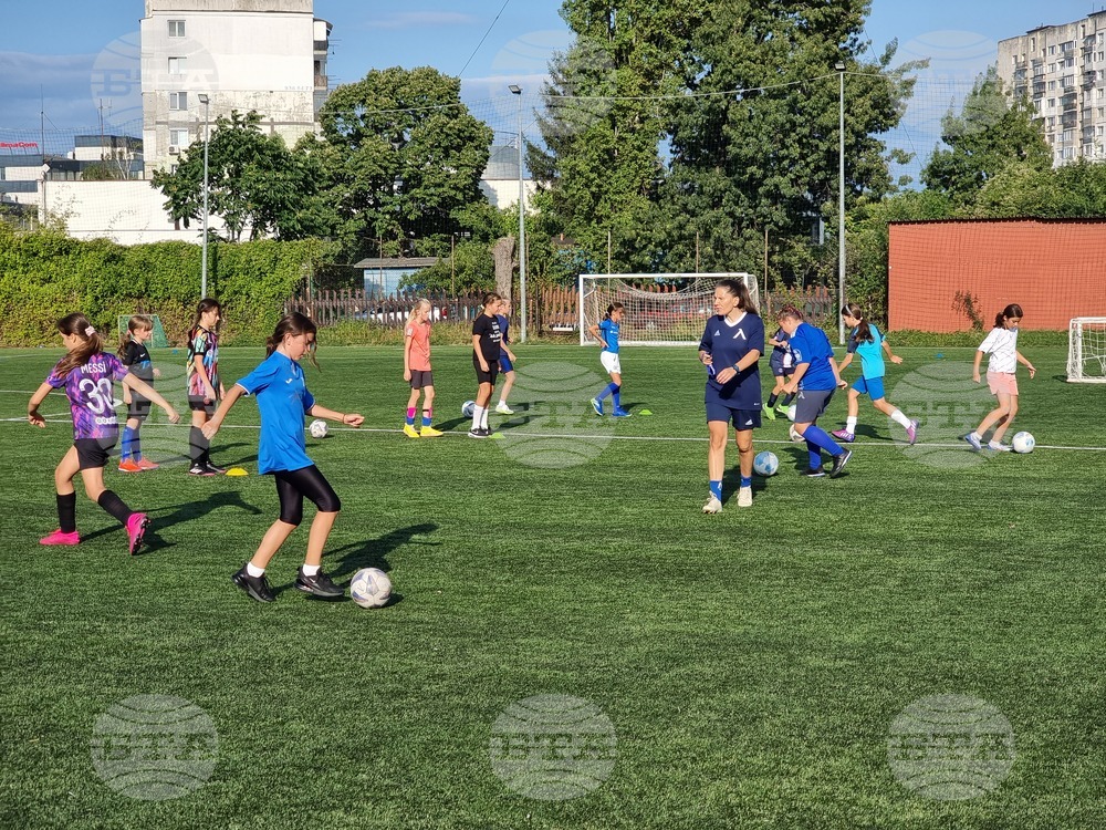 ПФК Левски даде път на първия си отбор за момичета с тренировка на "Герена"