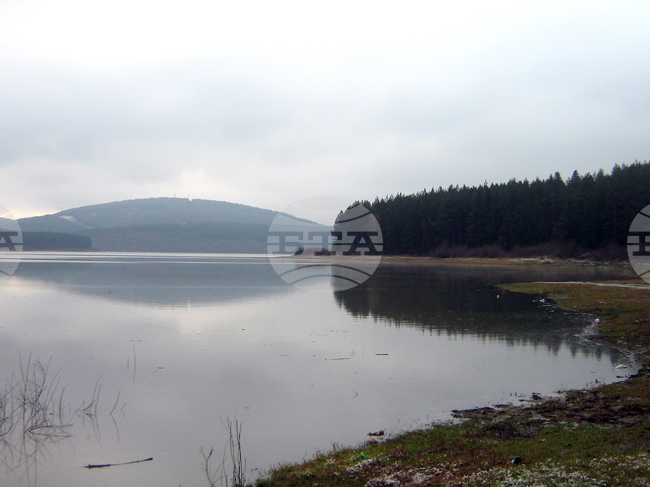 Започнало е контролирано изпускане на язовир „Студена“ заради рязко покачване на водните нива