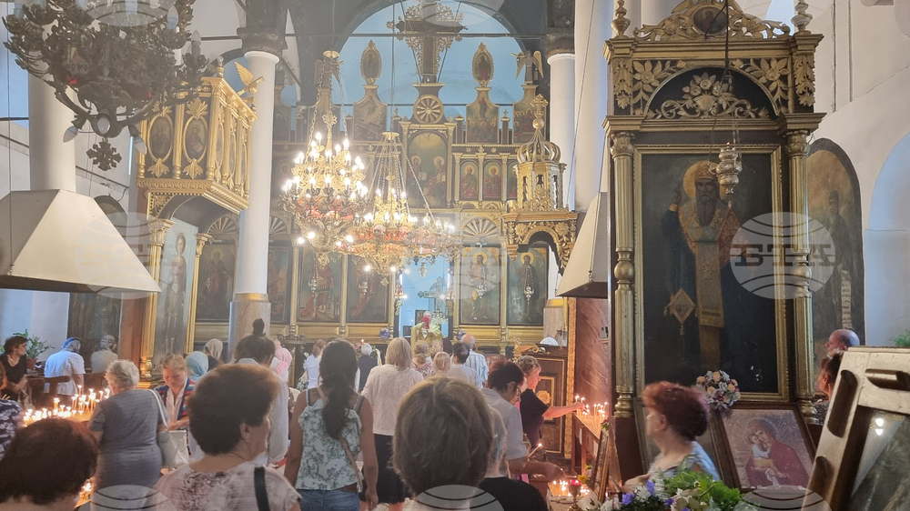 Стотици миряни изпълниха храмовете в Добрич
