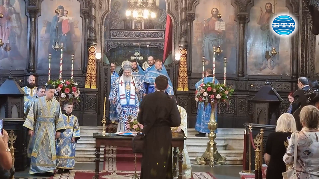 С тържествена Света литургия и военен ритуал по издигане флага на града започна празникът на Варна