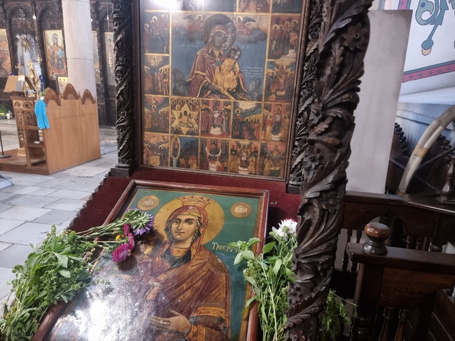 Стотици жители и гости на Пазарджик търпеливо чакаха на опашка през целия ден, за да запалят свещ пред смятаната за чудотворна икона на Света Богородица