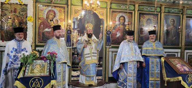 Община Чепеларе: На 15 август, когато Храм "Успение на пресв. Богородица" - гр. Чепеларе чества своя храмов празник бе отслужена архиерейска света Литургия