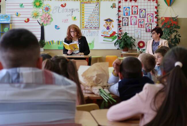 Вицепрезидентът чете „Пипи Дългото чорапче“ на ученици в 100 ОУ „Найден Геров“ в София