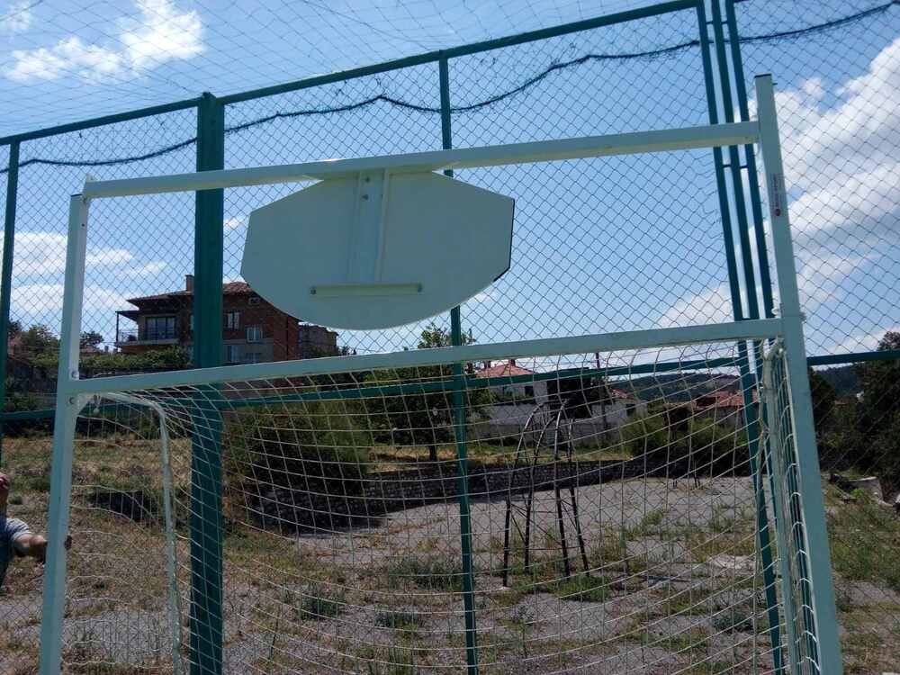 Община Сливен: Поредна спортна площадка в Сливен – обект на вандализъм