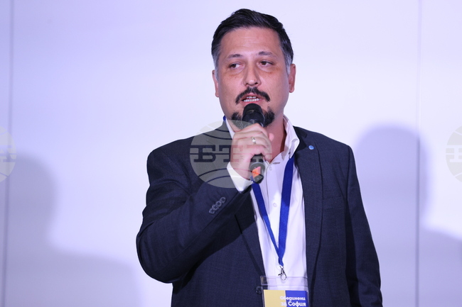 Театрална школа, собственост на министъра на културата, е получила предизвестие за напускане на читалището, в което се помещава 