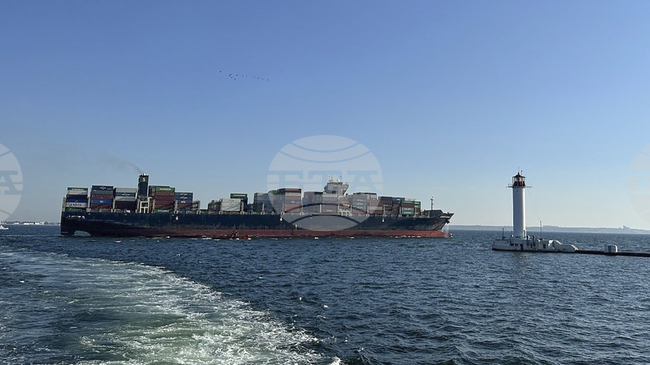 Руски дронове удариха два чуждестранни кораба в Одеска област, съобщи украинският вицепремиер