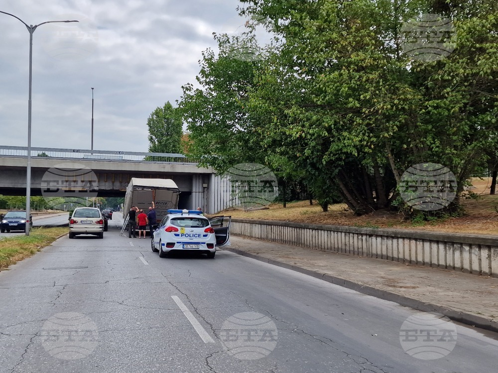 Камион заседна под мост над река Марица в Пловдив