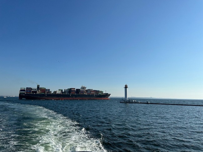 Първи кораб напусна пристанището на Одеса днес в рамките на временния коридор за търговски кораби