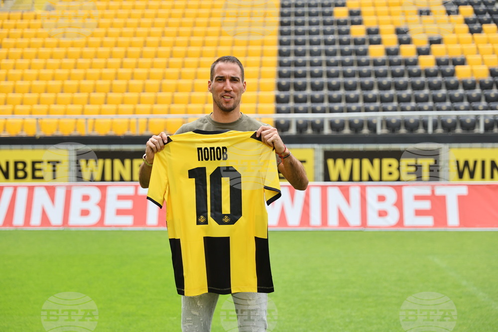 Ивелин Попов удължи договора си с Ботев (Пловдив)