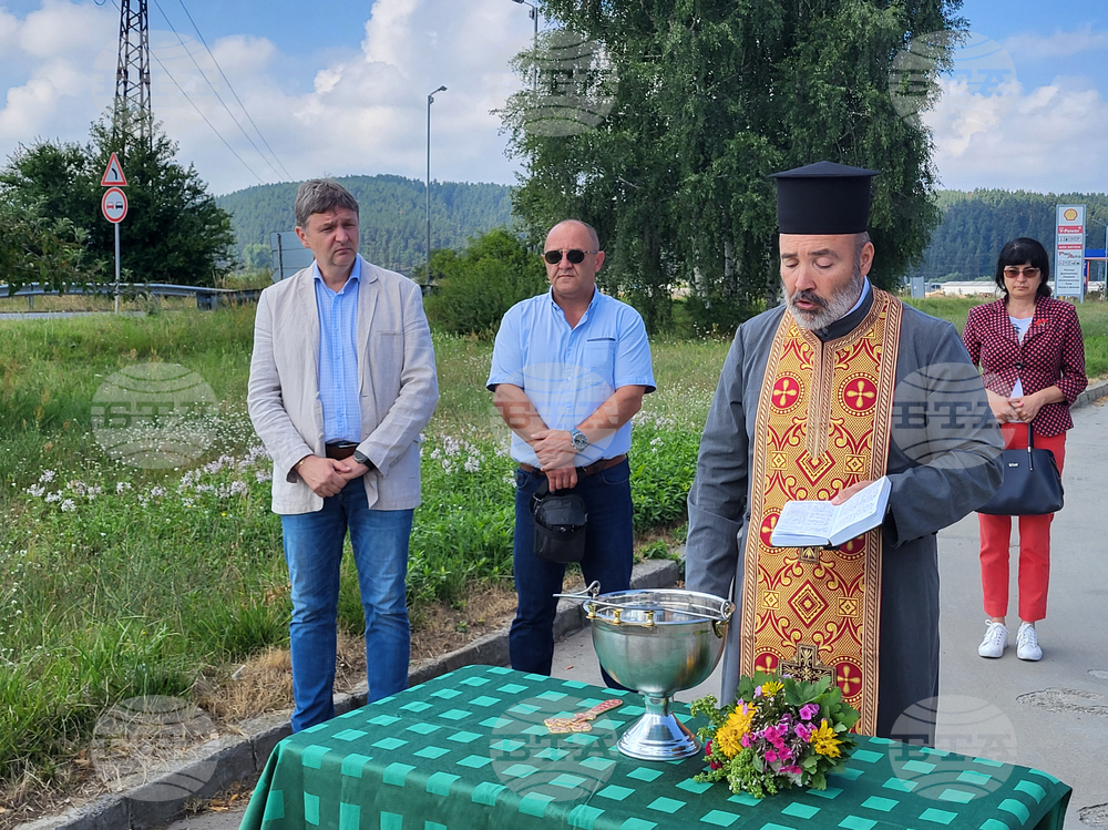 Водосвет за здраве и мир по пътищата бе отслужен в Самоков