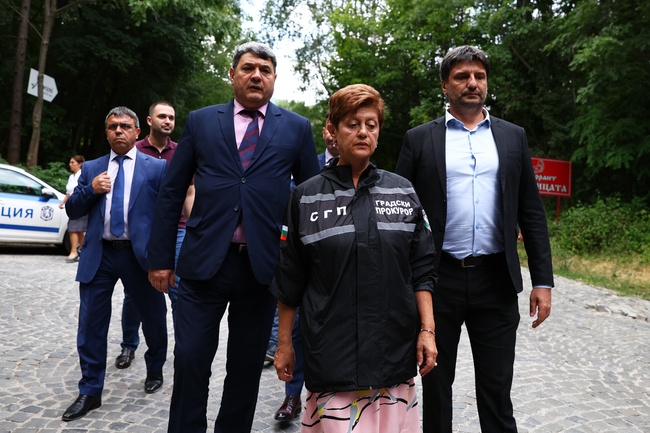 Провежда се оглед на местопрестъплението и се разпитва охраната на Алексей Петров, заяви градският прокурор на София Илиана Кирилова