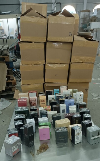 Агенция „Митници“: Митнически служители задържаха над 3700 „маркови“ парфюма в товарен автомобил със строителни материали 