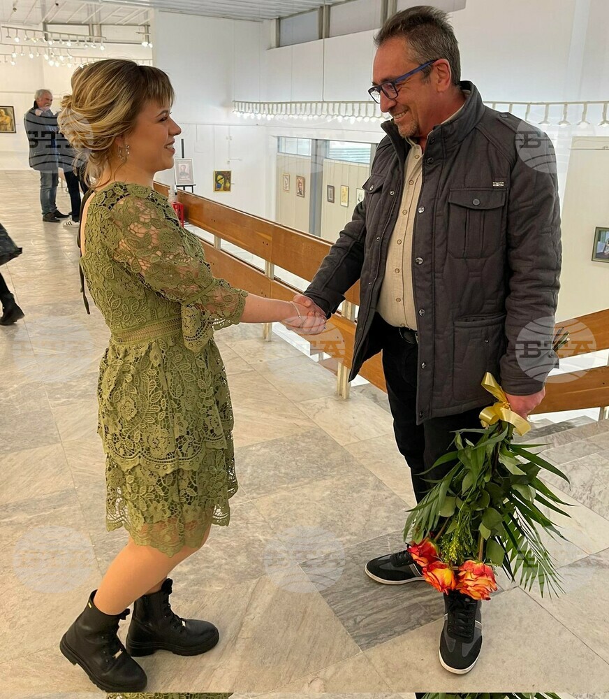 Ученичка на известния плевенски художник Валентин Асенов - Хъкъла с първа самостоятелна изложба