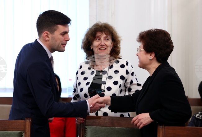 Парламент - кръгла маса