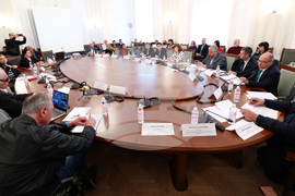 Парламент - кръгла маса