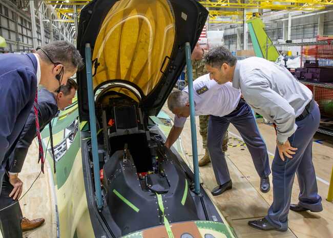 За завършването на инфраструктурата за приемане на самолетите F-16 ще бъдат необходими допълнителни финансови средства, се посочва в писмен отговор на министър Тагарев
